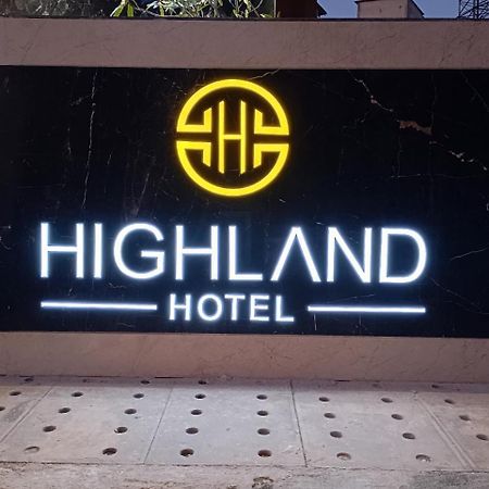 Highland Hotel Bangalore Bagian luar foto