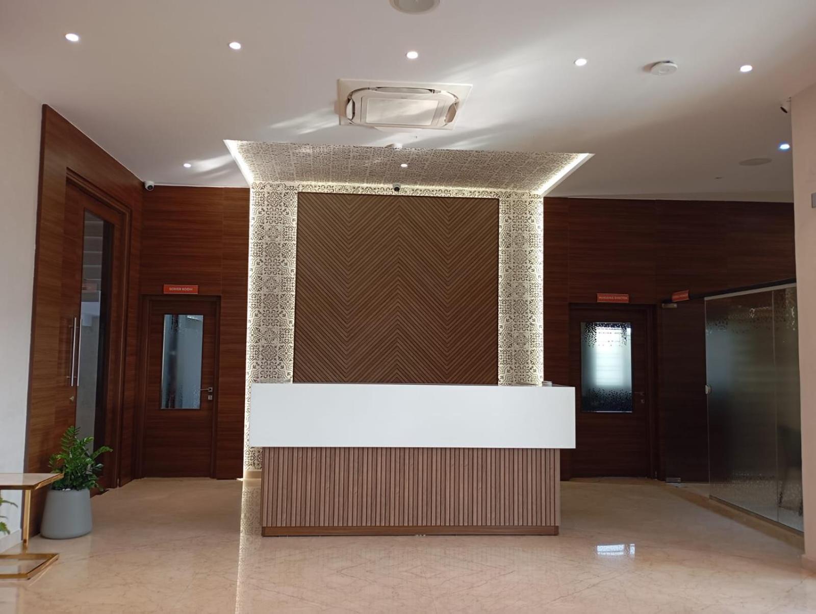 Highland Hotel Bangalore Bagian luar foto