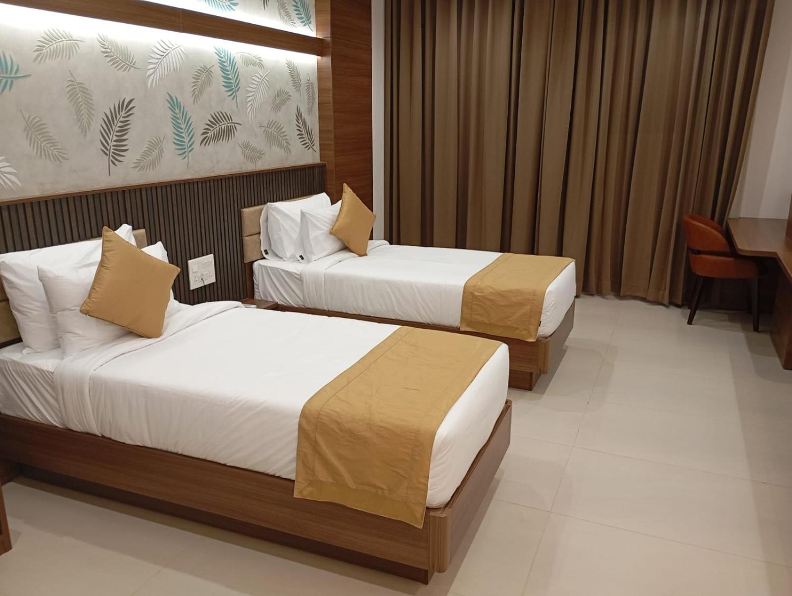 Highland Hotel Bangalore Bagian luar foto