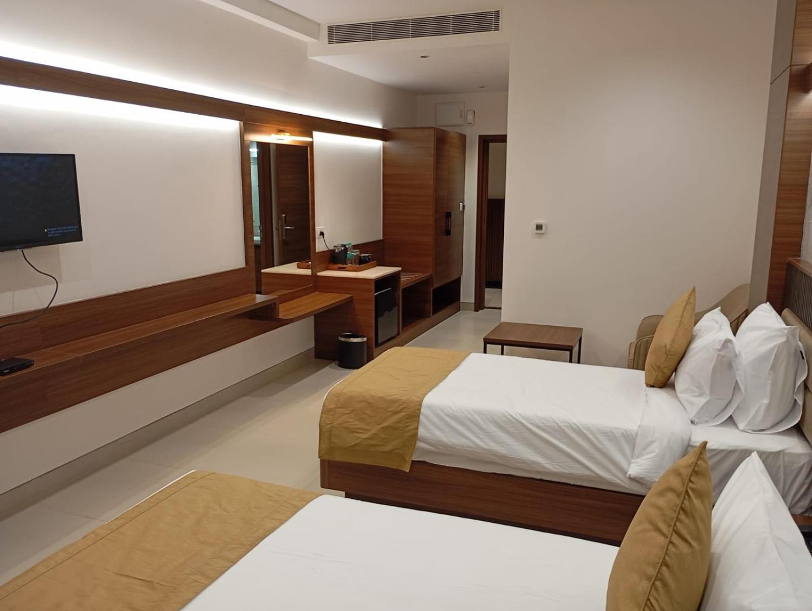 Highland Hotel Bangalore Bagian luar foto