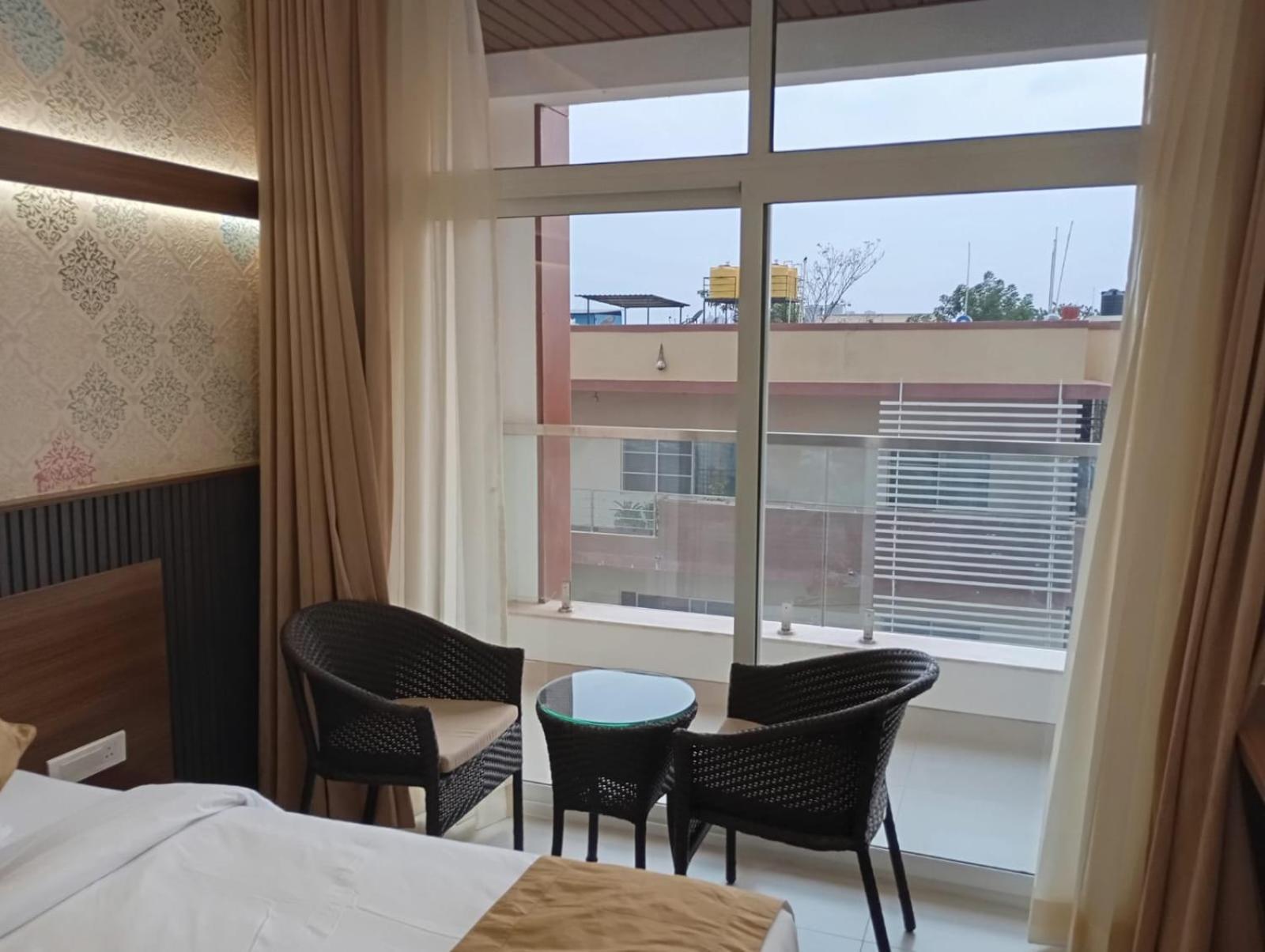 Highland Hotel Bangalore Bagian luar foto