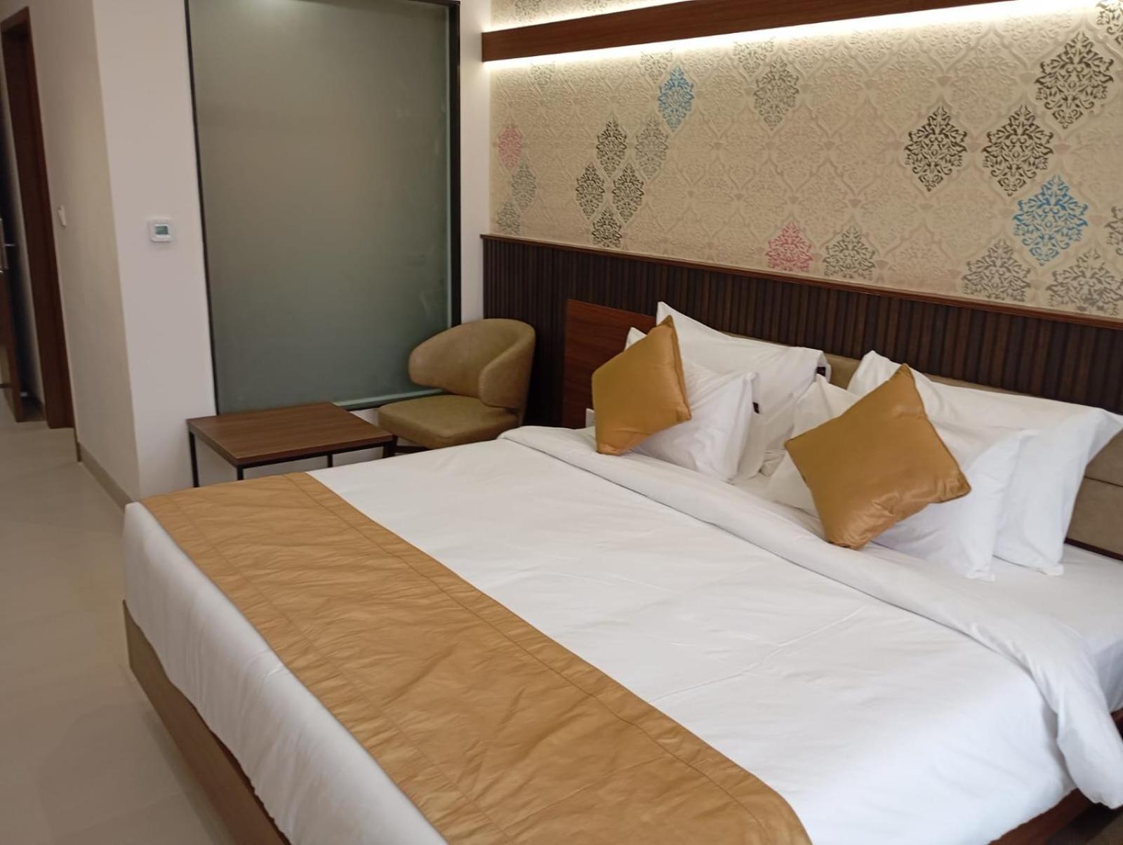 Highland Hotel Bangalore Bagian luar foto
