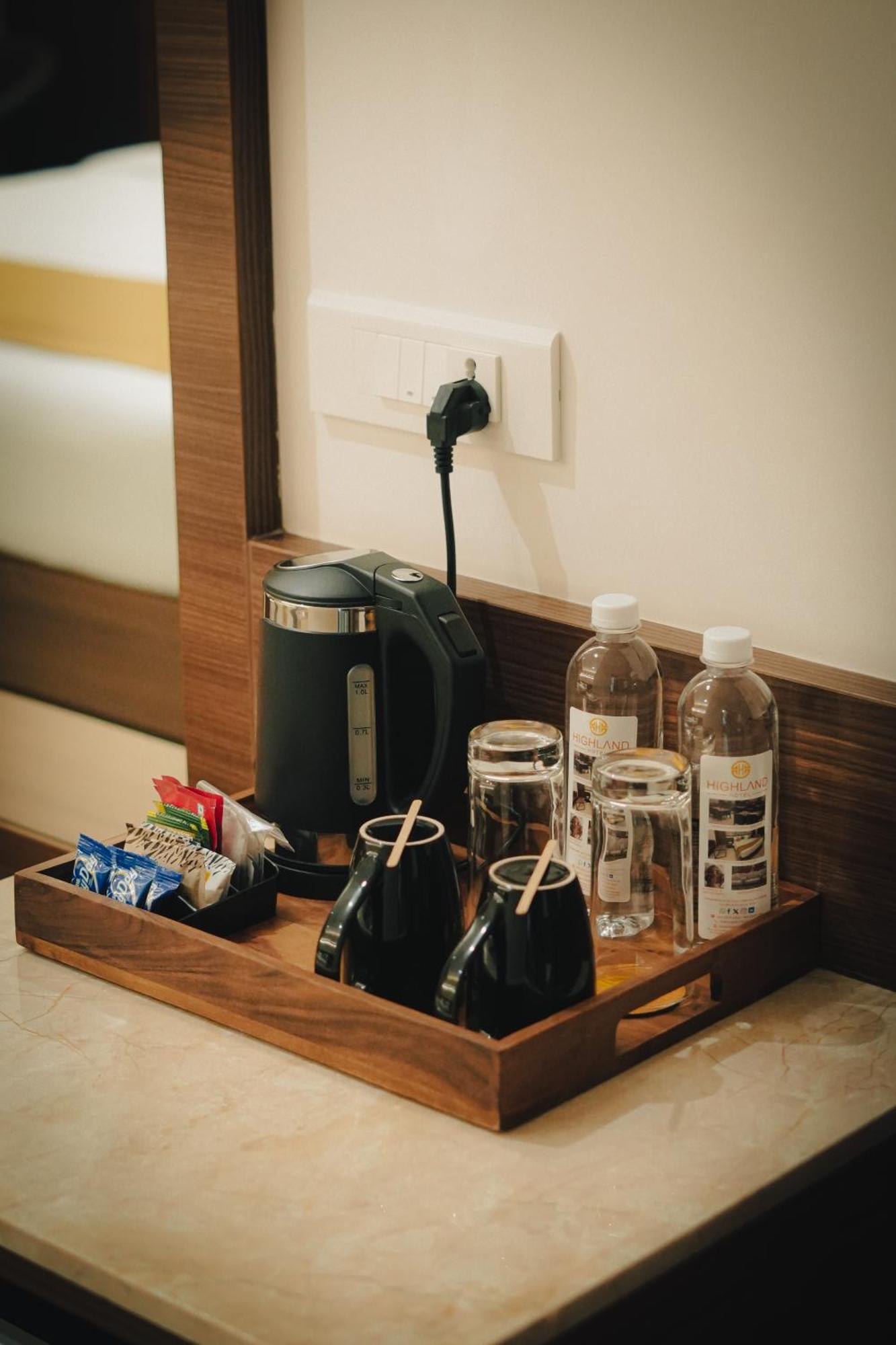Highland Hotel Bangalore Bagian luar foto