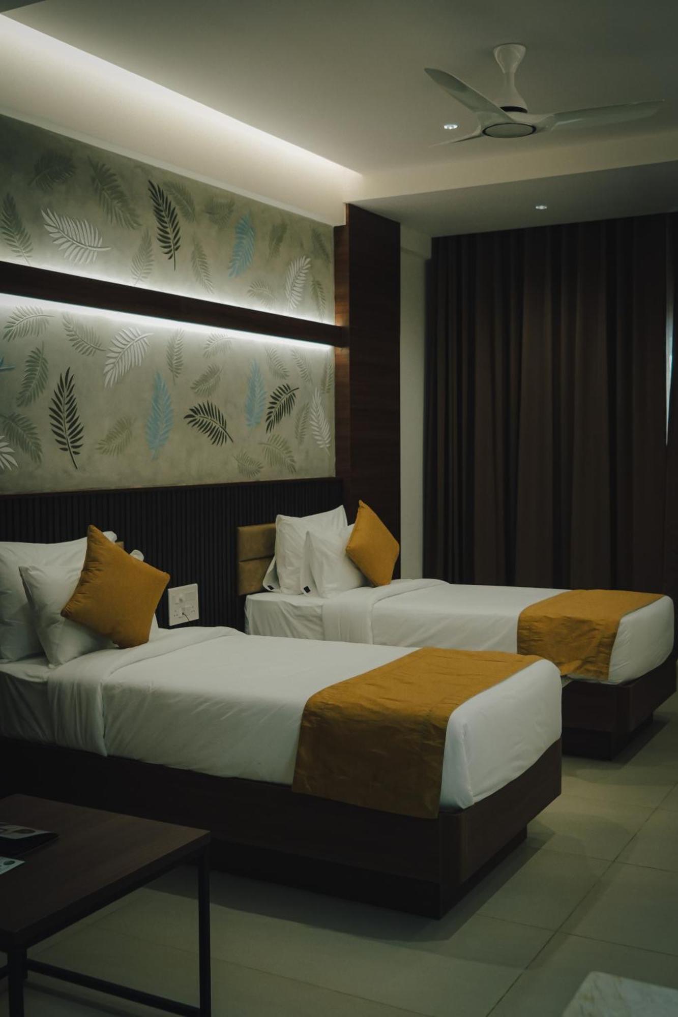 Highland Hotel Bangalore Bagian luar foto