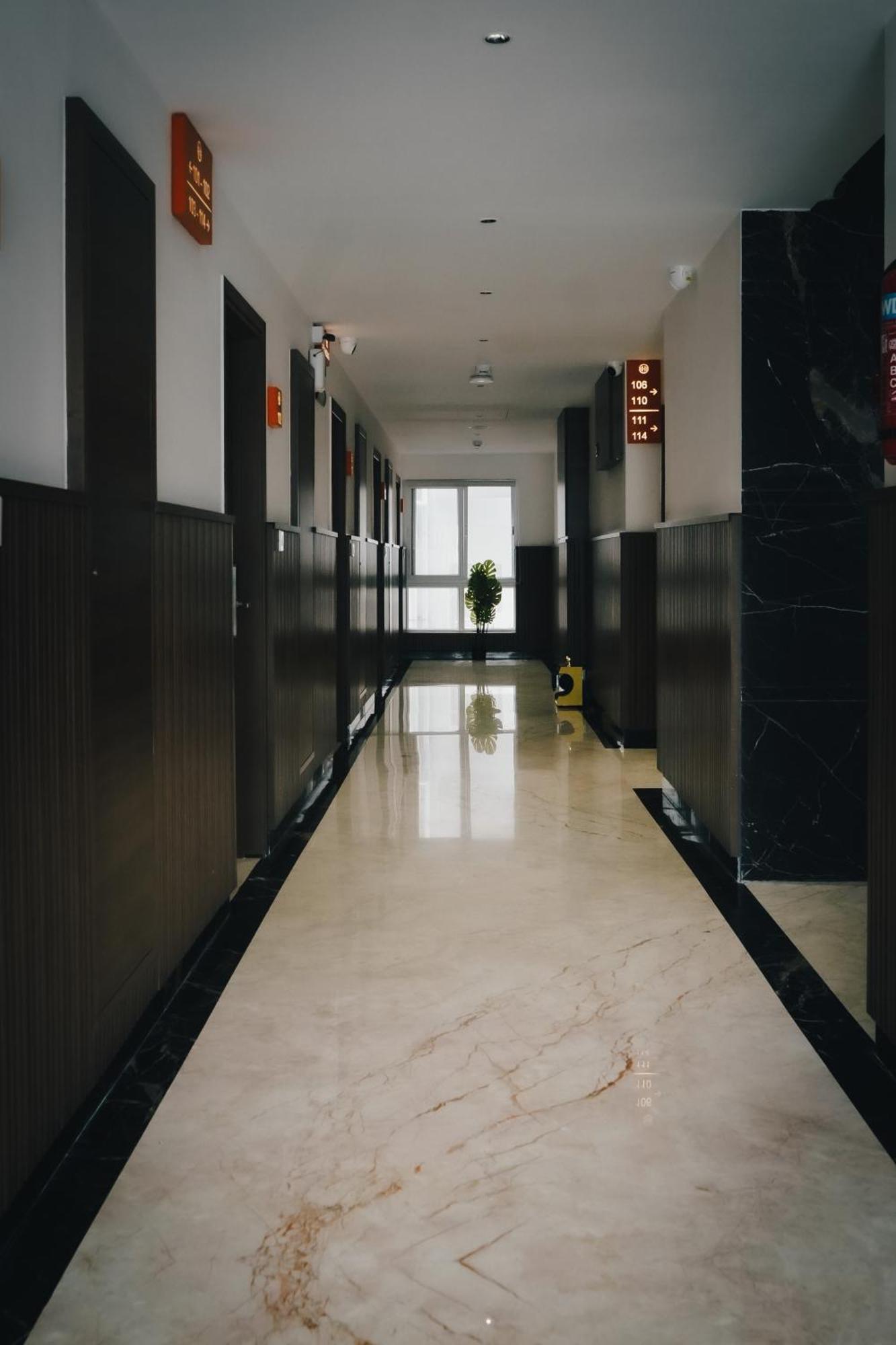 Highland Hotel Bangalore Bagian luar foto