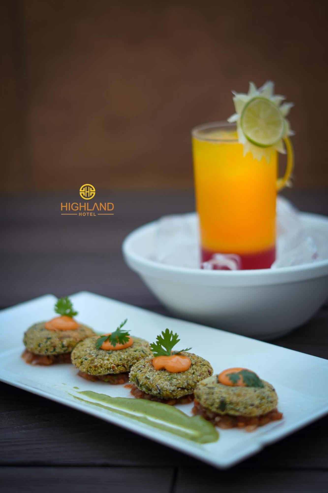 Highland Hotel Bangalore Bagian luar foto