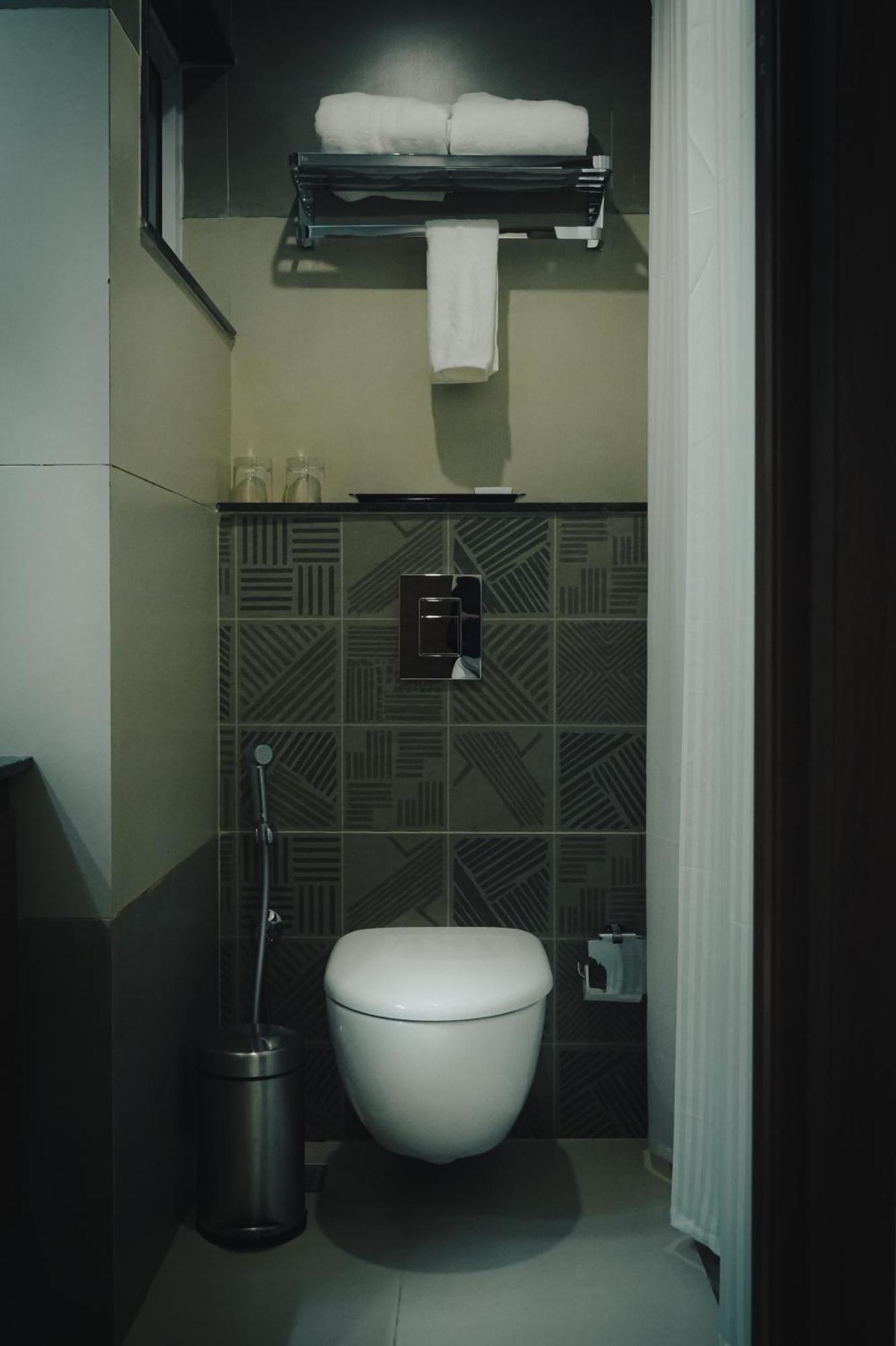 Highland Hotel Bangalore Bagian luar foto