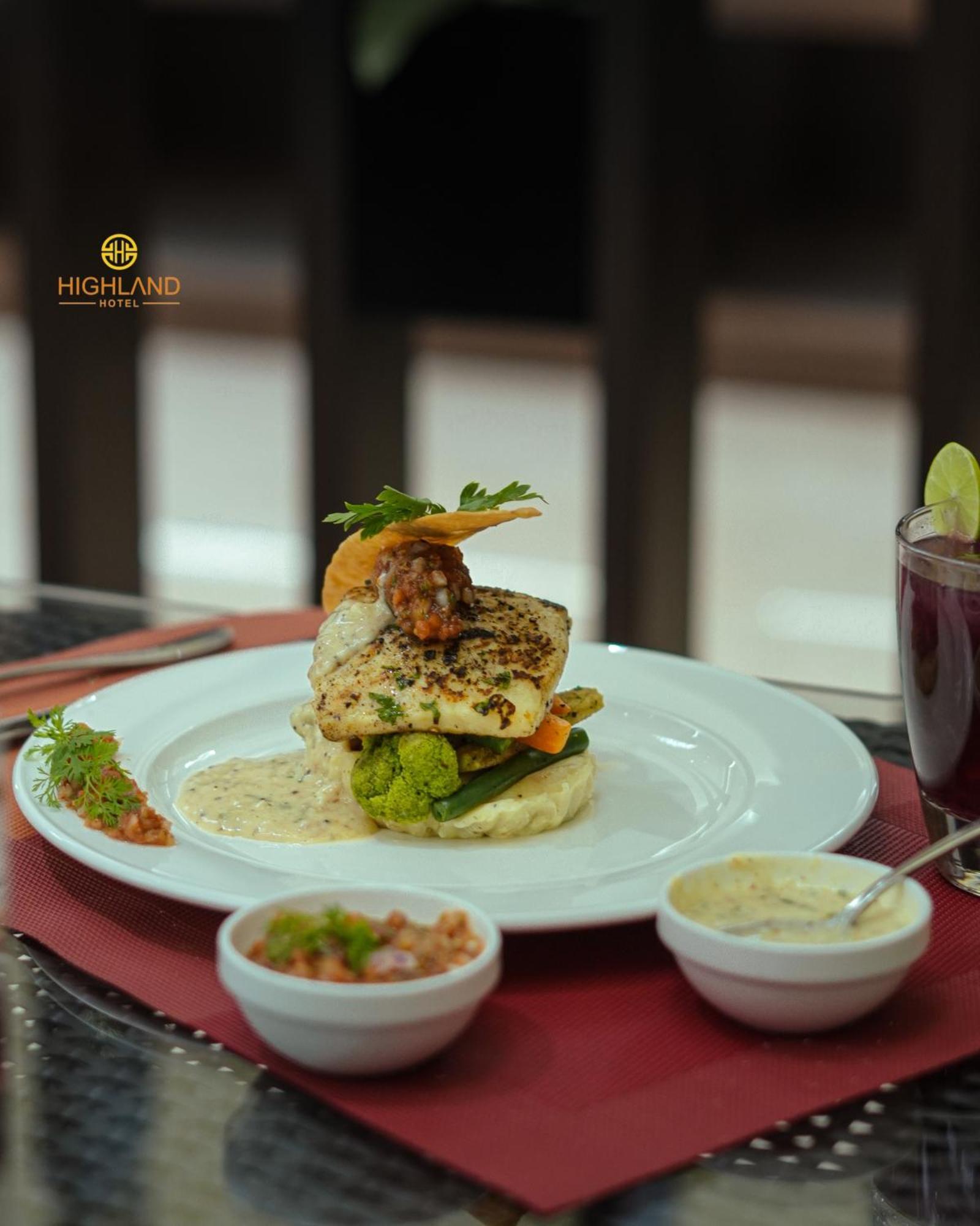 Highland Hotel Bangalore Bagian luar foto