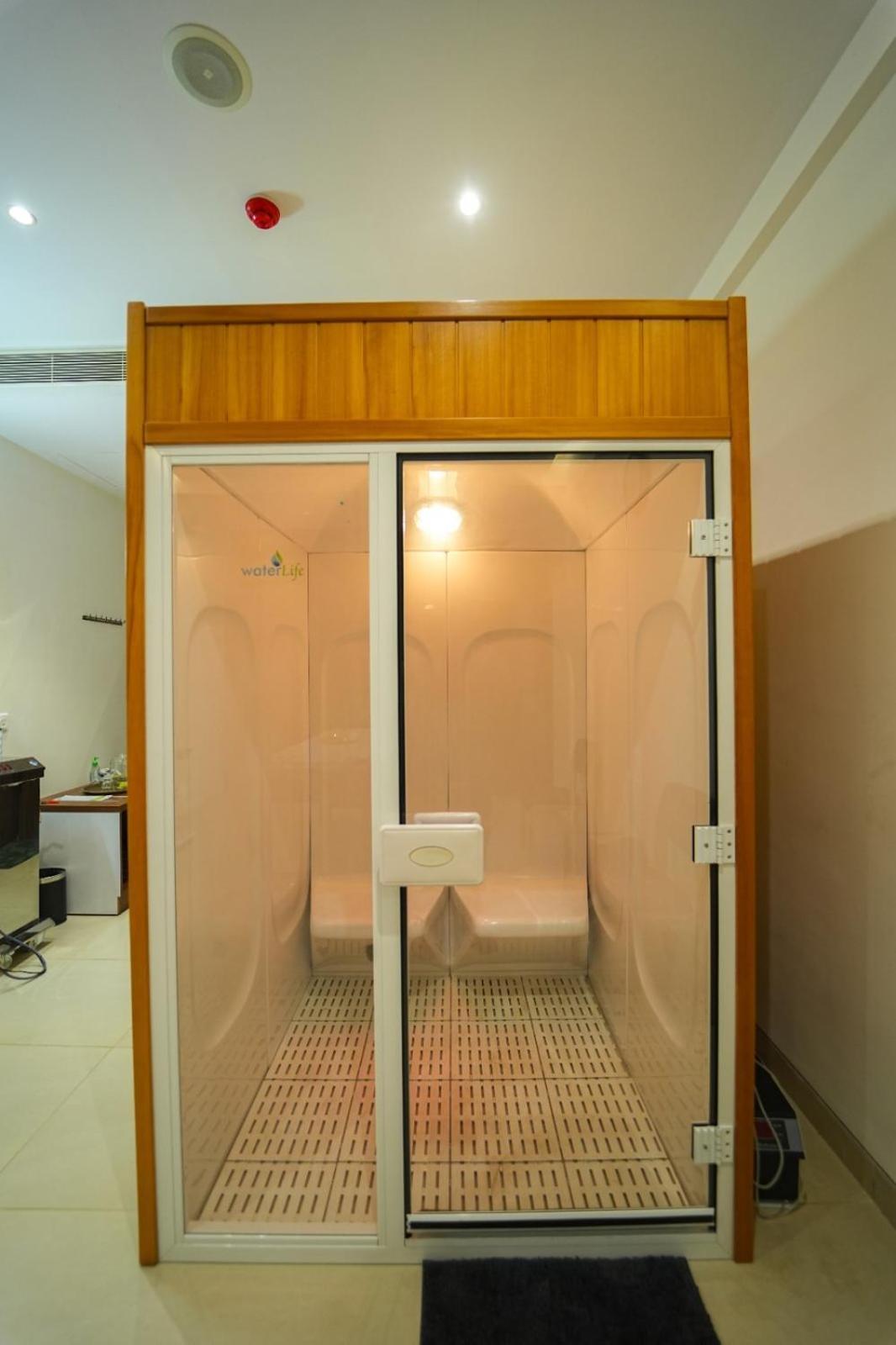 Highland Hotel Bangalore Bagian luar foto