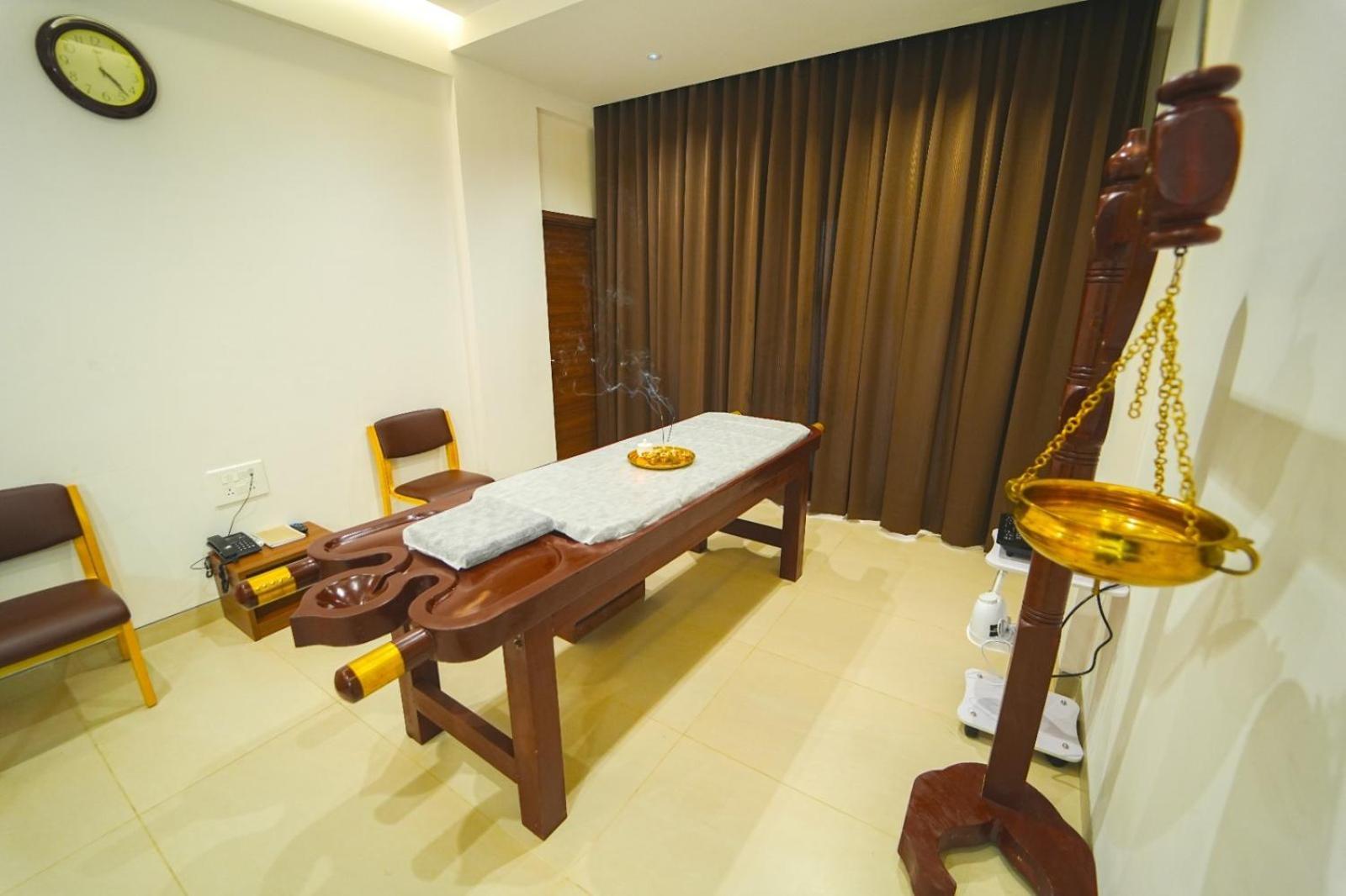 Highland Hotel Bangalore Bagian luar foto