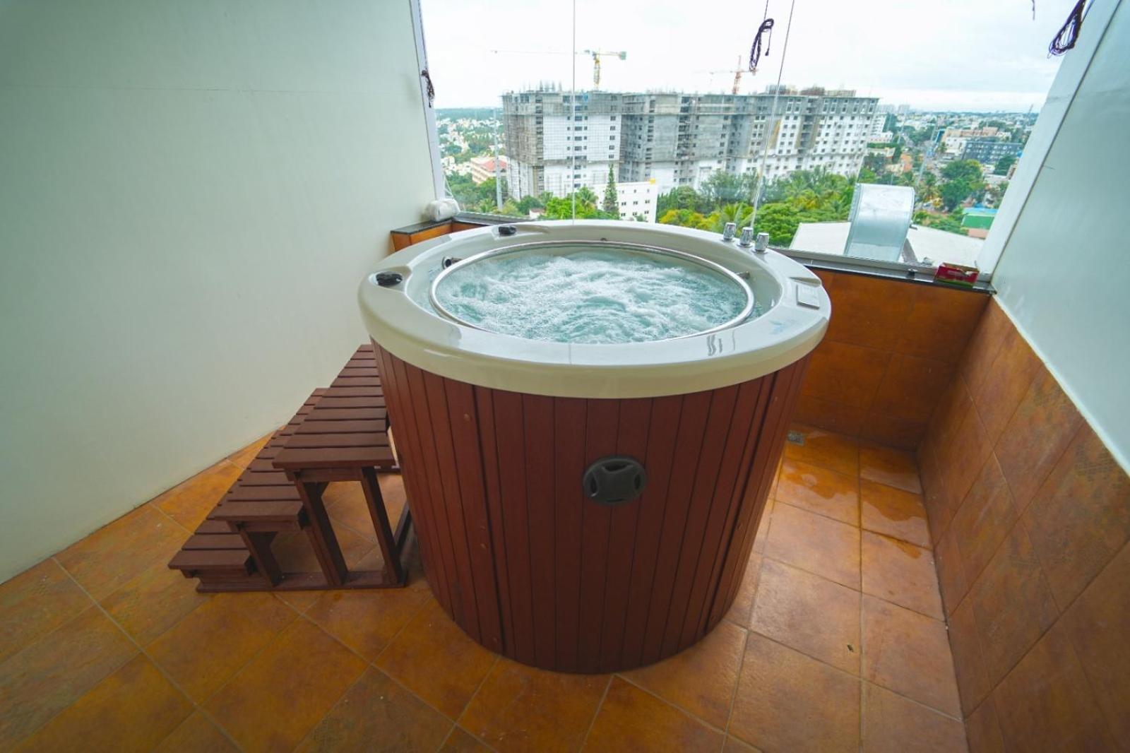 Highland Hotel Bangalore Bagian luar foto