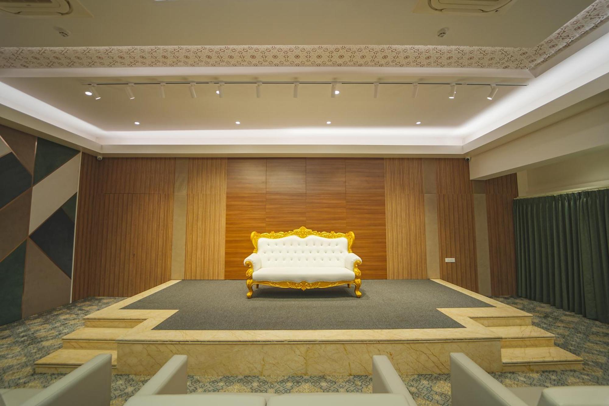 Highland Hotel Bangalore Bagian luar foto